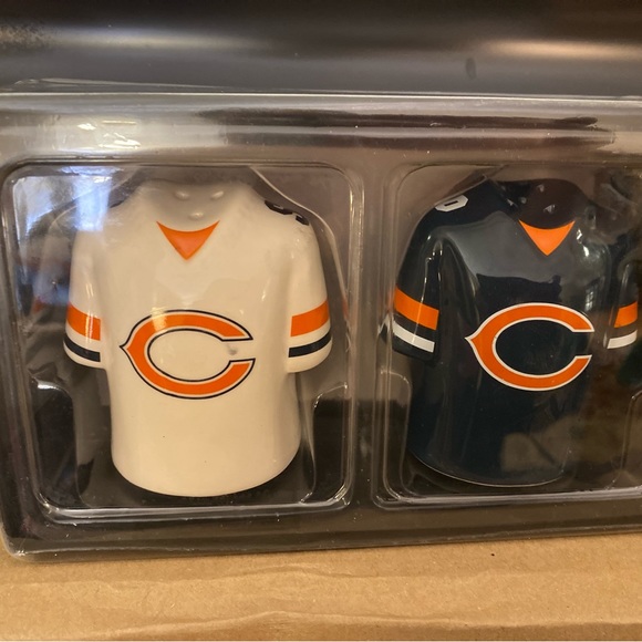 Chicago Bears Game day salt n pepper shakers - Picture 3 of 9